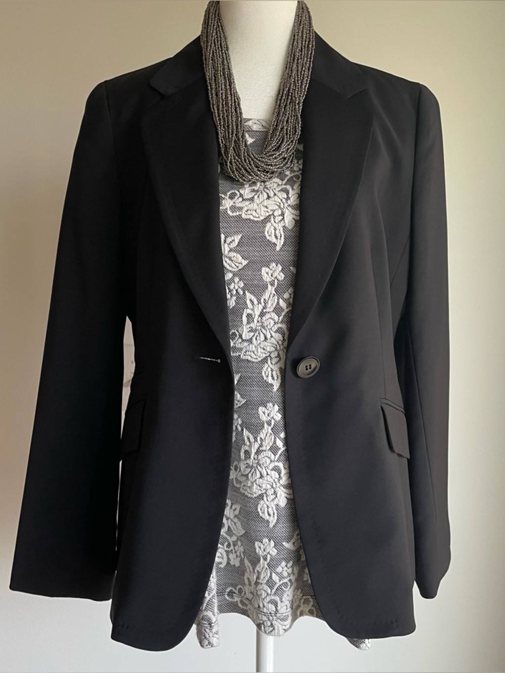 Rose + Olive Grey and White Floral Top with Sleeve Trim, Size L - Picture 7 of 9